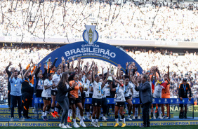 Jogadoras do Corinthians Feminino comemorando com a taa de campes brasileiras