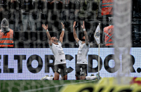 Giuliano e Yuri Alberto comemorando gol contra o Atltico Goianiense