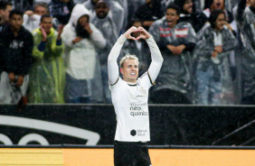 Rger Guedes marcou o primeiro gol do Corinthians contra o Atltico-GO