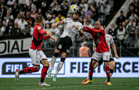 Yuri Alberto disputa bola de cabea em vitria do Corinthians