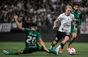 Rger Guedes disputa bola em jogo contra o Cuiab no Campeonato Brasileiro