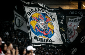 Torcida do Corinthians volta a levar bandeiras de mastro na Neo Qumica Arena