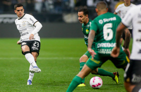 Fagner passando a bola na partida contra o Cuiab