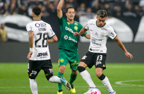 Fausto Vera e Adson jogando contra o Cuiab; Rodriguinho, jogador do time rival, aparece ao fundo