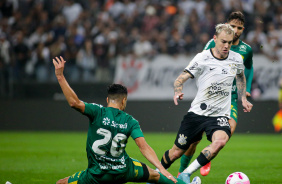 Rger Guedes driblando e deixando jogador do Cuiab no cho na Neo Qumica Arena