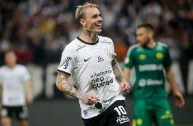 Rger Guedes sorrindo aps anotar o segundo gol do Corinthians na vitria sobre o Cuiab