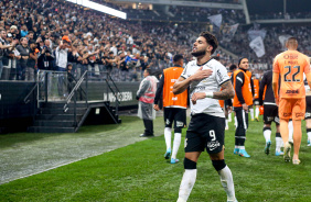 Yuri Alberto batendo no escudo do Corinthians durante celebrao no gol contra o Cuiab