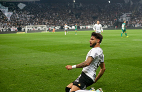 Yuri Alberto deslizando no gramado da Neo Qumica Arena aps marcar o seu gol na partida