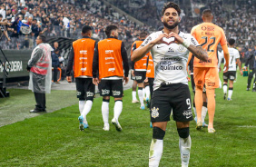 Yuri Alberto fazendo um corao em direo  cmera aps anotar seu gol na Neo Qumica Arena