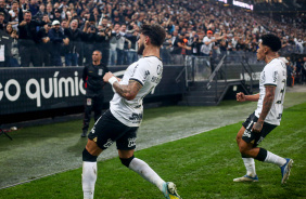 Yuri Alberto festejando o gol marcado junto  torcida