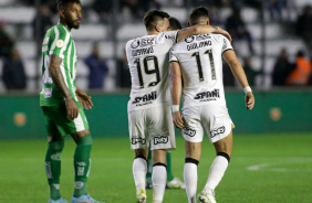 Gustavo Silva e Giuliano comemorando gol do Corinthians
