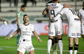 Giuliano celebra gol ao lado de Yuri e Guedes