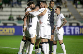 Jogadores do Corinthians comemorando gol contra o Juventude