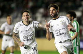 Yuri Alberto e Gustavo Silva comemorando segundo gol do Corinthians