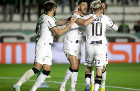 Yuri, Guedes e Giuliano comemoram gol do Corinthians contra Juventude