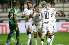 Yuri, Guedes, Giuliano e Gustavo comemoram gol do Corinthians contra Juventude
