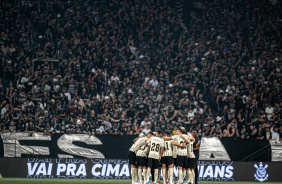 Elenco do Corinthians momentos antes da bola rolar para o confronto contra o Athletico-PR