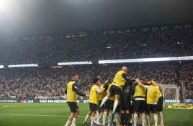 Atletas do Corinthians festejando gol marcado na vitória contra o Athletico-PR neste sábado