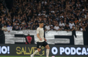 Balbuena com a bola dominada no jogo contra o Athletico-PR