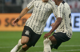 Balbuena comemorando junto com Robert Renan seu gol marcado na Neo Química Arena