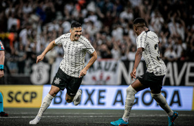 Balbuena indo em direo a Robert Renan comemorar o seu gol na vitria do Corinthians
