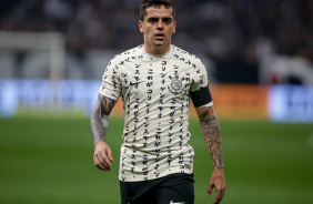 Fagner caminhando no campo da Neo Qumica Arena durante vitria do Corinthians contra o Athletico-PR