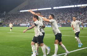 Fagner, Giuliano e Adson comemorando o gol marcado por Balbuena na vitria contra o Athletico-PR