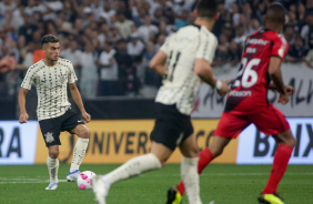 Fausto Vera dominando a bola na vitria contra o Athletico-PR por 2 a 1