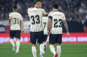 Fausto Vera passando orientaes a Fagner durante vitria contra o Athletico-PR