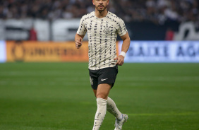 Giuliano correndo no gramado da Neo Qumica Arena