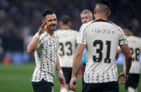 Giuliano cumprimentando Balbuena aps o gol do paraguaio na Neo Qumica Arena