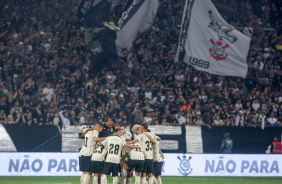 Jogadores do Corinthians conversam no campo da Neo Qumica Arena antes do jogo contra o Athletico-PR