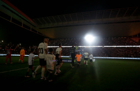 Jogadores do Corinthians entrando em campo para enfrentar o Athletico-PR