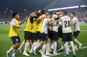 Jogadores do Corinthians festejando gol marcado na Neo Qumica Arena