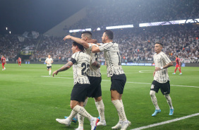 Jogadores do Corinthians festejando o gol marcado por Balbuena no jogo contra o Athletico-PR