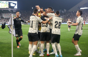 Jogadores do Corinthians pulando em Balbuena para comemorar o gol marcado pelo paraguaio