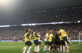 Jogadores do Corinthians se juntam para festejar gol marcado contra o Athletico-PR