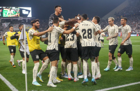 Jogadores do elenco do Corinthians festejando o gol marcado por Balbuena contra o Athletico-PR