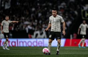 Ramiro dominando a bola no jogo contra o Athletico-PR