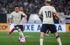 Ramiro se preparando para fazer um passe; Rger Guedes aparece embaado