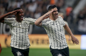 Robert Renan e Balbuena sorridentes batendo continência após gol na vitória contra o Athletico-PR