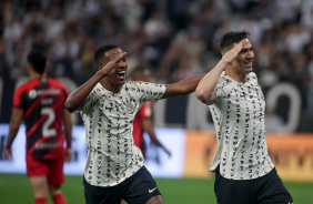 Robert Renan junto a Balbuena batendo continncia aps o gol do paraguaio