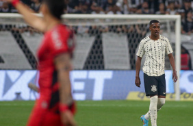 Robert Renan se posicionando no gramado da Neo Qumica Arena na vitria contra o Athletico-PR