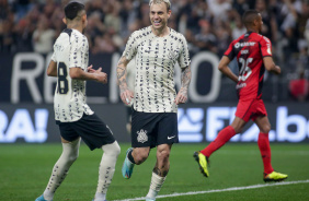 Rger Guedes comemorando com Adson o gol marcado na vitria contra o Athletico-PR