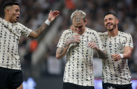 Róger Guedes comemorando o gol marcado enquanto Giuliano o abraça e Adson pula ao seu lado
