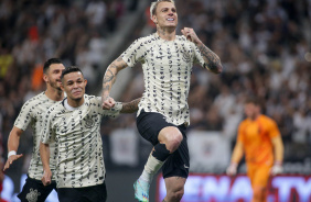 Rger Guedes comemorando seu gol na vitria contra o Athletico-PR; Adson e Giuliano aparecem na foto