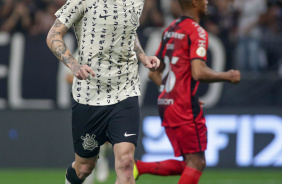 Rger Guedes correndo em direo  torcida aps marcar um gol contra o Athletico-PR