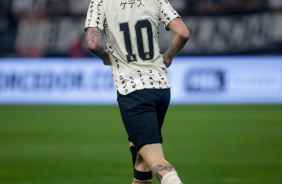 Rger Guedes correndo no gramado da Neo Qumica Arena na vitria do Corinthians neste sbado