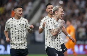Róger Guedes socando o ar enquanto comemora o gol marcado junto com Adson e Giuliano
