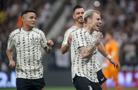 Rger Guedes socando o ar enquanto comemora o gol marcado junto com Adson e Giuliano